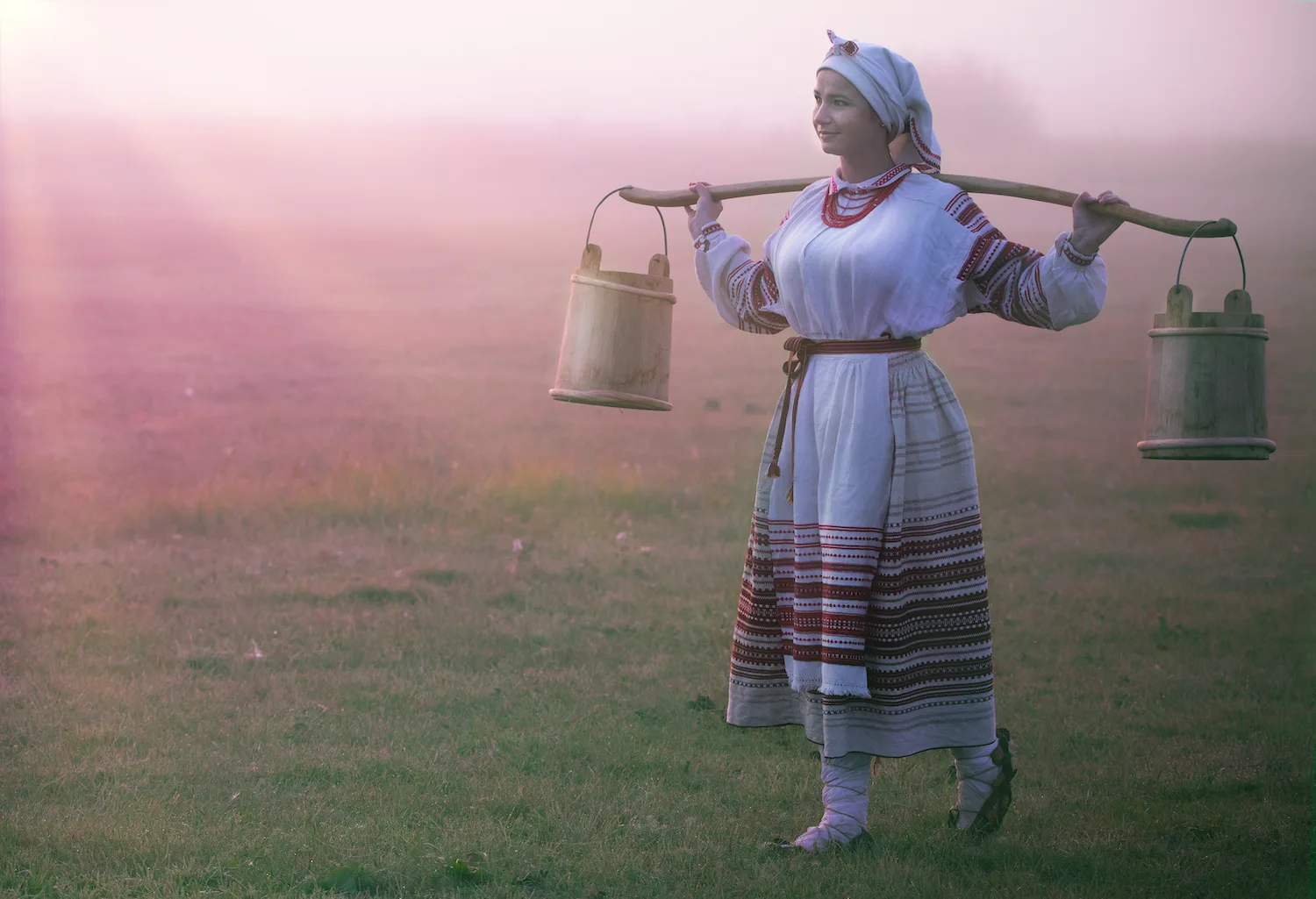 Jeune femme slave portant une chemise brodée traditionnelle ukrainienne sur les épaules