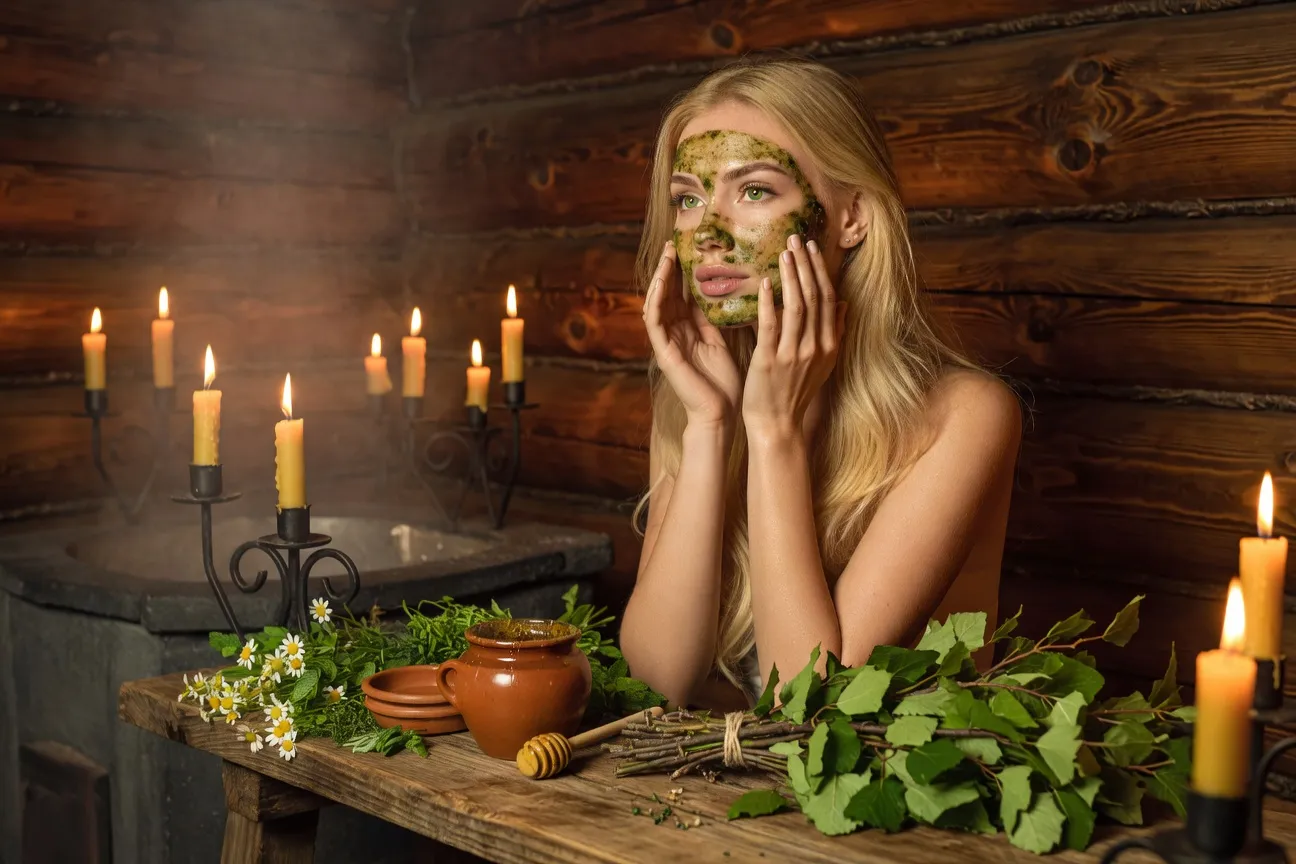 Femme slave appliquant un soin traditionnel au miel et aux herbes dans une ambiance chaleureuse, lumière naturelle d'isba en bois